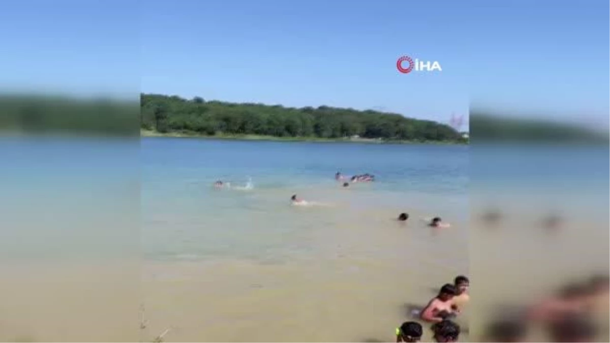 Son dakika haberi! Arnavutköy\'de kısıtlamanın uygulandığı son pazarda onlarca çocuk gölde böyle yüzdü