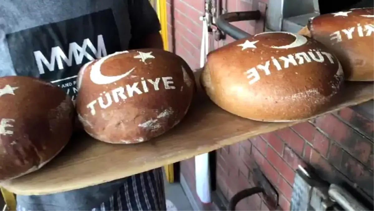 Ay yıldızlı ekmekler büyük ilgi görüyor