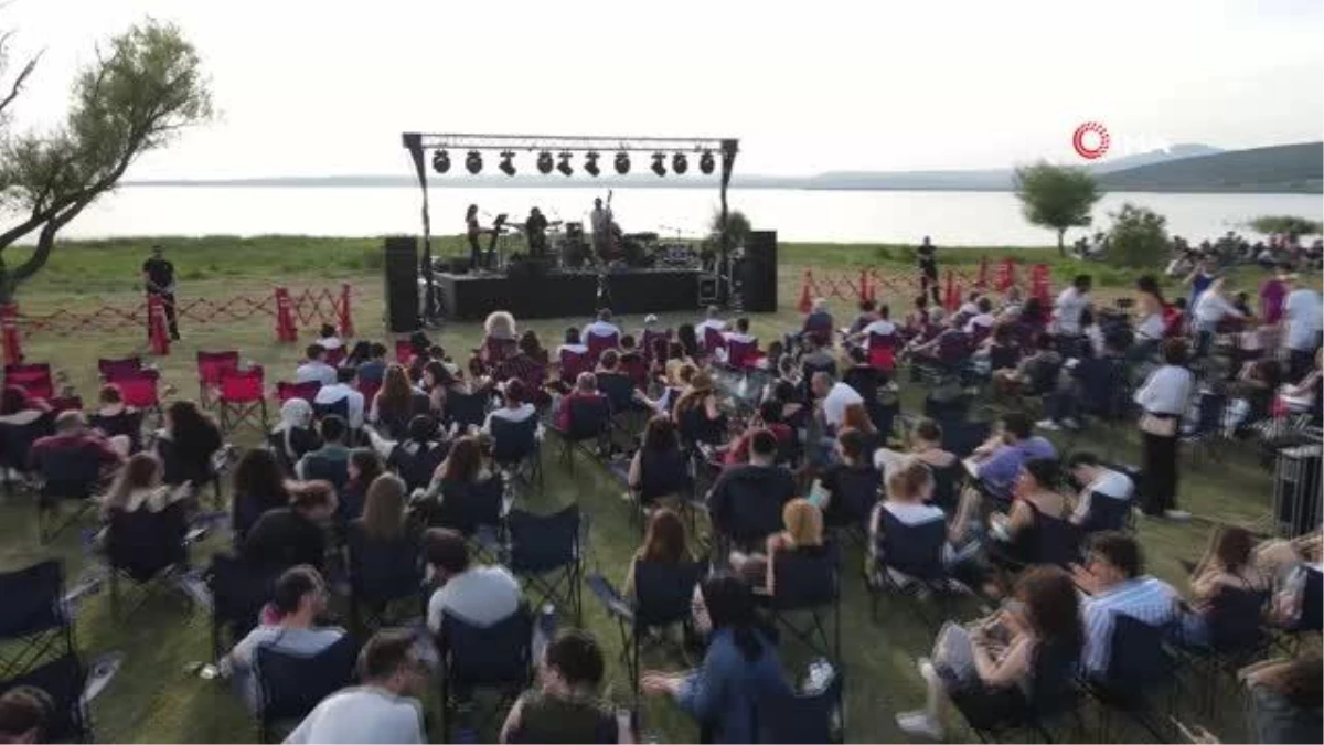 Can Kazaz\'dan göl kıyısında muhteşem konser