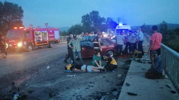Son dakika Çanakkale&#39;de iki otomobil kafa kafaya çarpıştı: 3 ölü, 5 yaralı  - Son Dakika