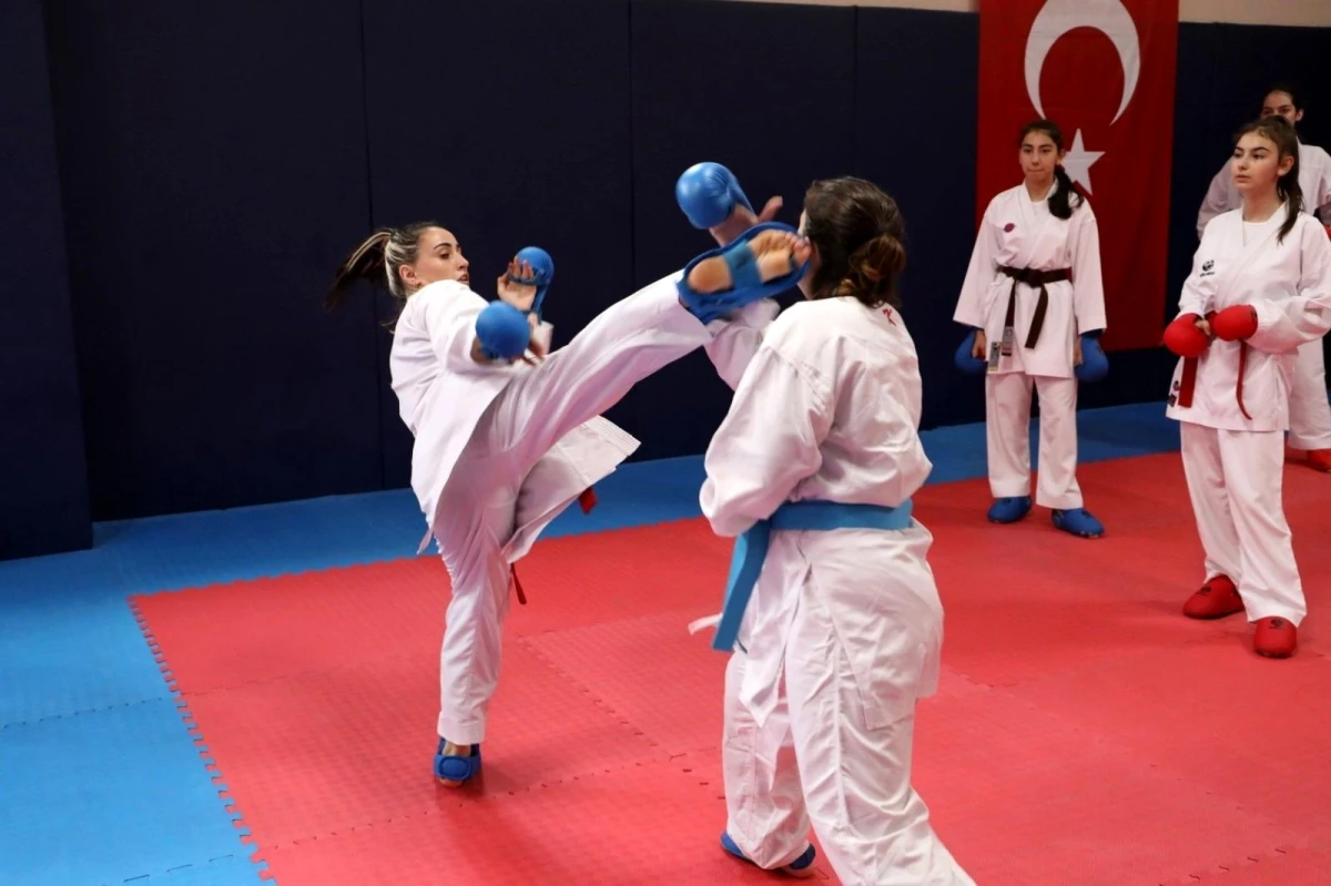 İzmitli karateciler Türkiye Şampiyonasına hazırlanıyor