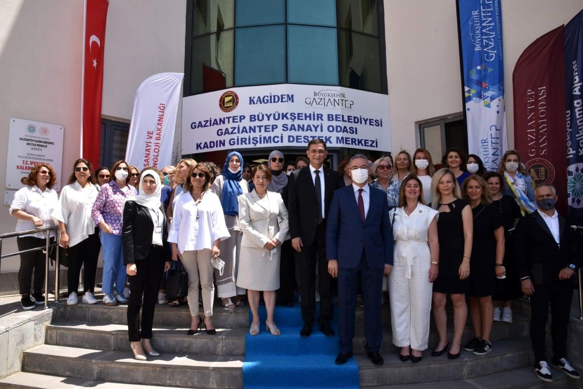 Kadın girişimcilerden model fabrika ve KAGİDEM\'e ziyaret