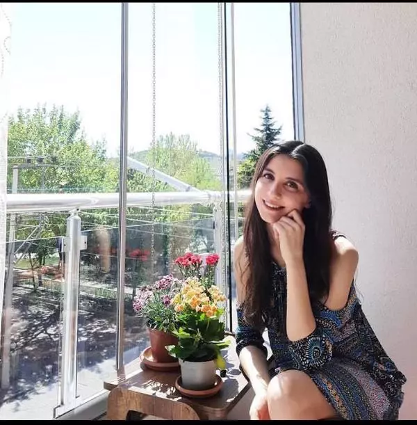 Kazada ölen genç kadının meslektaşlarının kızı olduğunu öğrenen AFAD ekipler, acı haberi aileye güçlükle verdi
