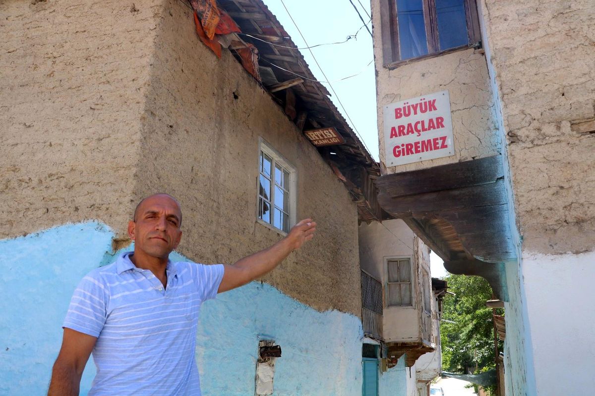 Kendisinden geriye astığı tabelalar kaldı