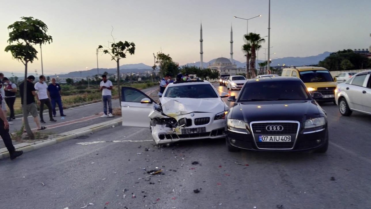 Kırmızı ışıkta zincirleme kaza: 5 yaralı