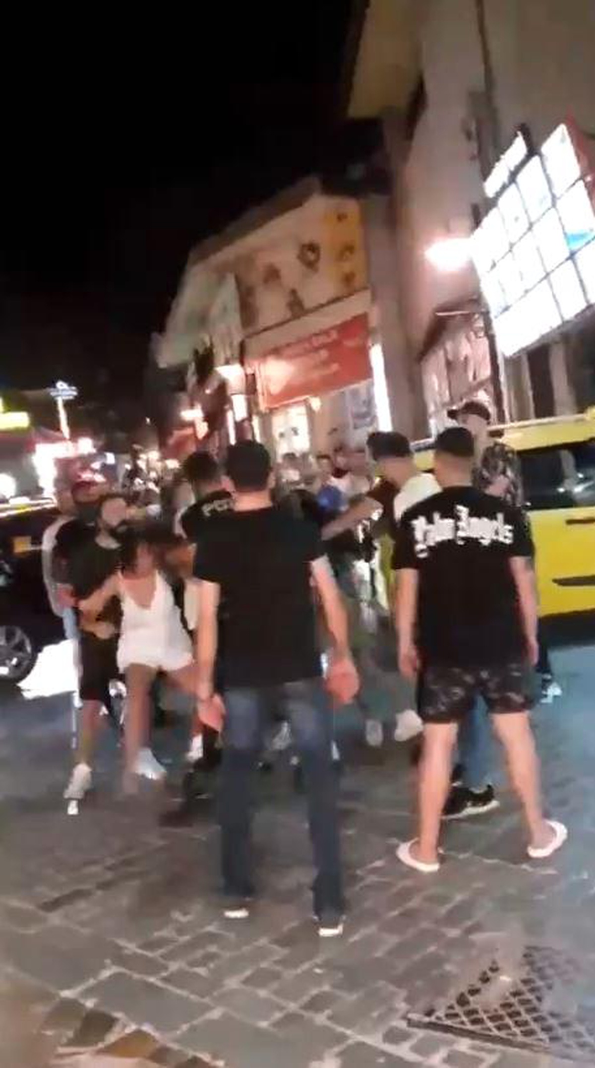 Genç kızların kavgasını zevk alarak izleyen erkekler, üstüne de "kafasına vur" diye tezahürat yaptı