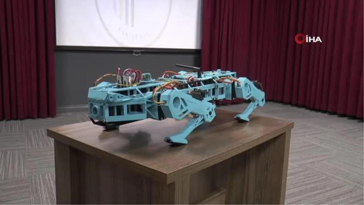 Lise öğrencisi Halid ödüllü robotunu öğretmenlerine anlattı