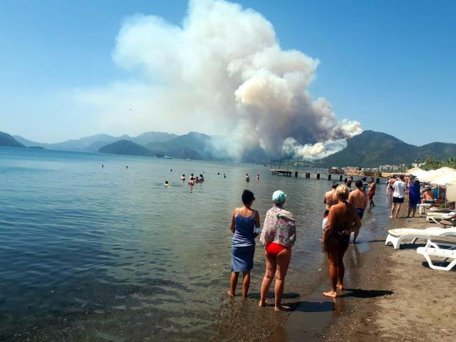 Marmaris'te orman yangını! Alevler bir anda büyüdü, plajdakiler korkuyla izledi