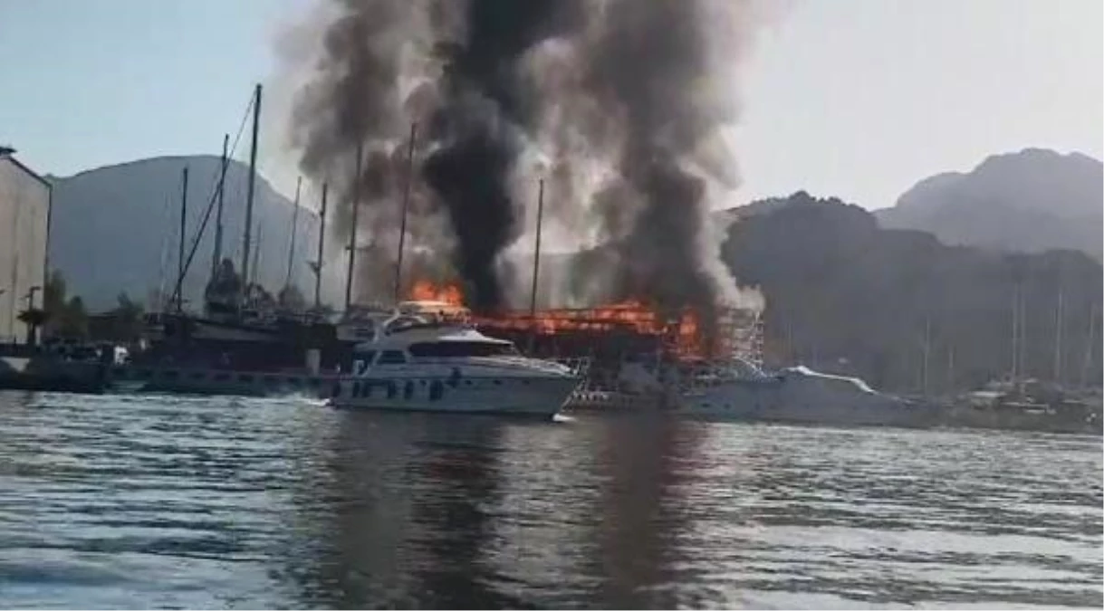 Marmaris\'te tersanede yangın; 3 tekne yandı