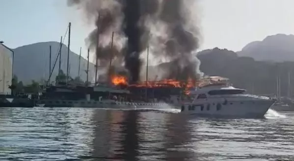 Marmaris'te tersanede yangın; 3 tekne yandı