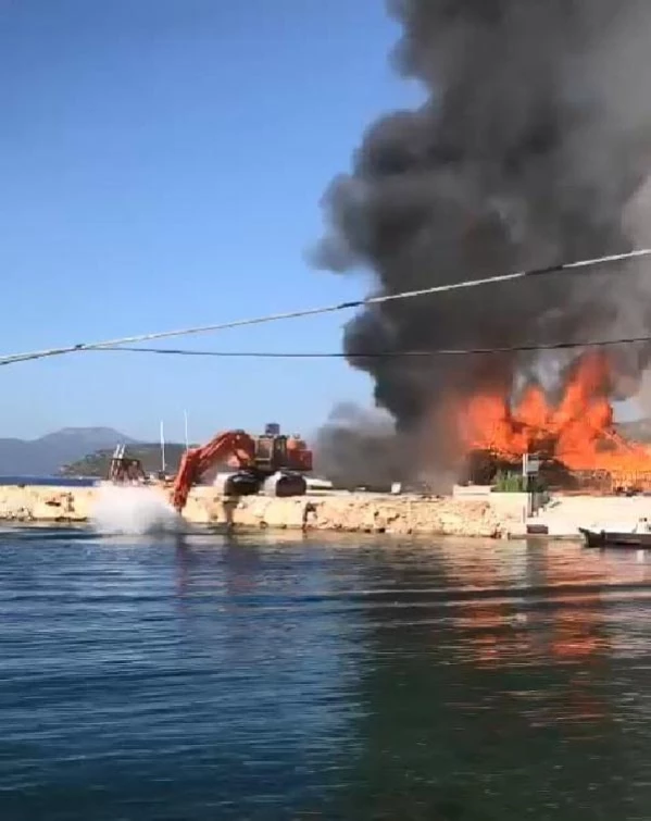 Marmaris'te tersanede yangın; 3 tekne yandı