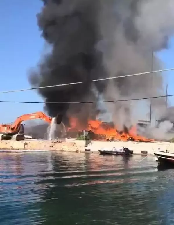 Marmaris'te tersanede yangın; 3 tekne yandı