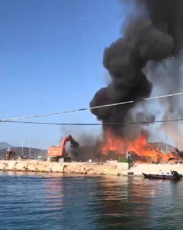 Marmaris'te tersanede yangın; 3 tekne yandı