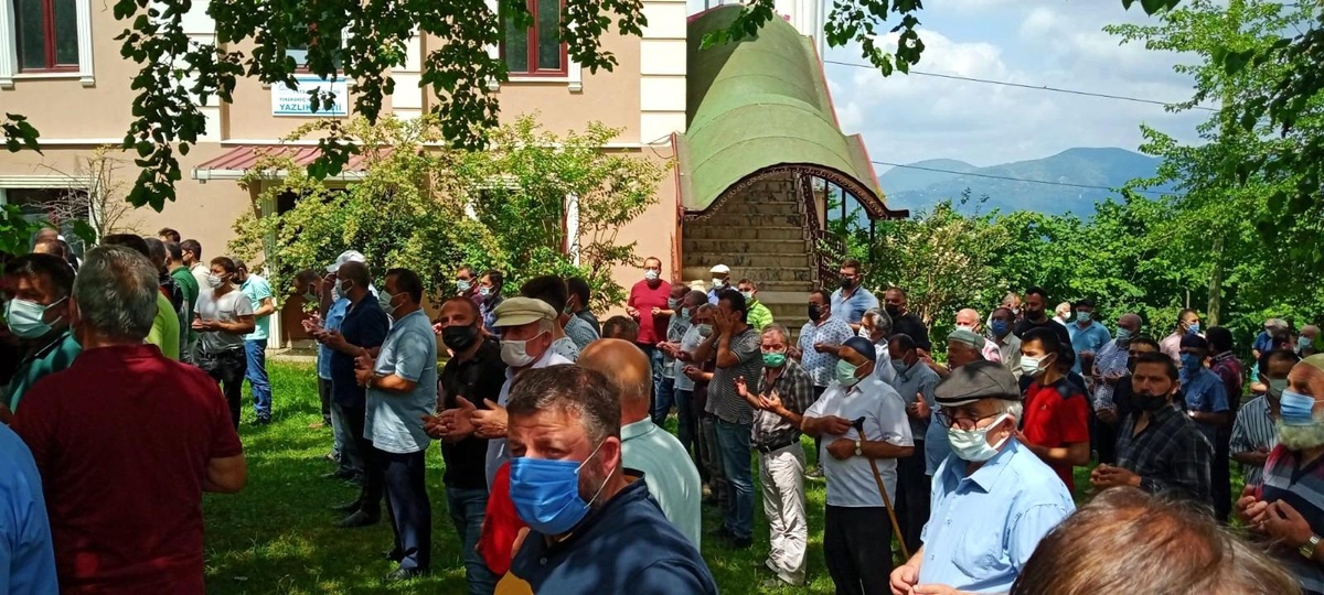 Son dakika: Minibüsün altında kalarak ölen 5 yaşındaki çocuk toprağa verildi