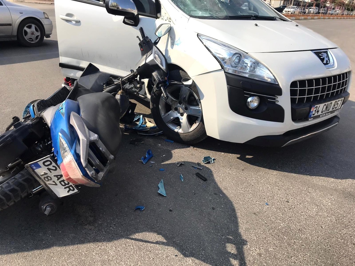 Motosiklet ile otomobil çarpıştı: 1 yaralı