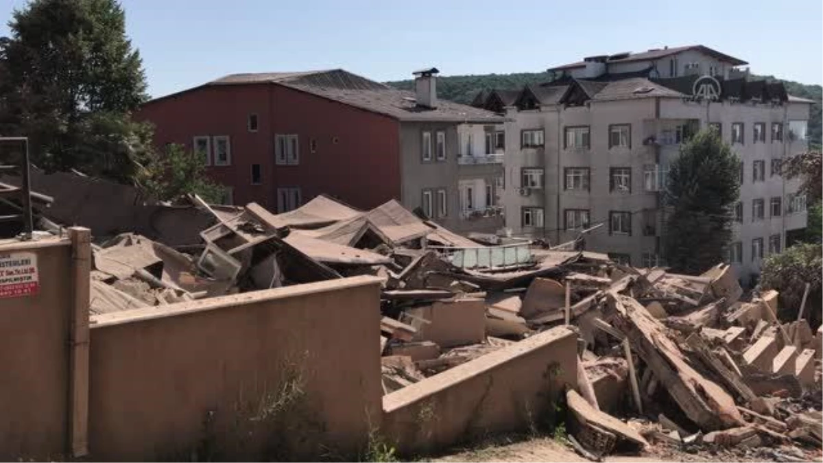 DRONE - Sarıyer\'de 11 katlı boş bina çöktü, park halindeki 3 otomobil hasar gördü