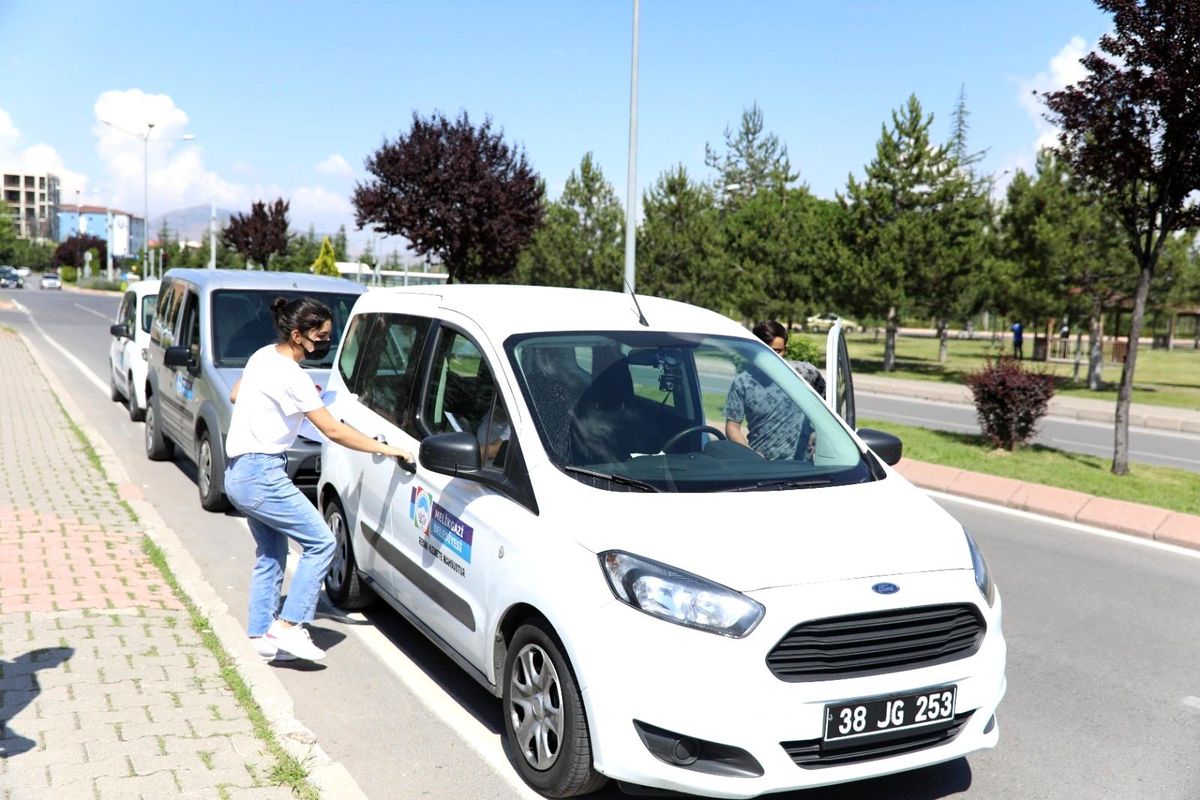 Sınava geç kalan öğrencilerin yardımına Melikgazi koştu