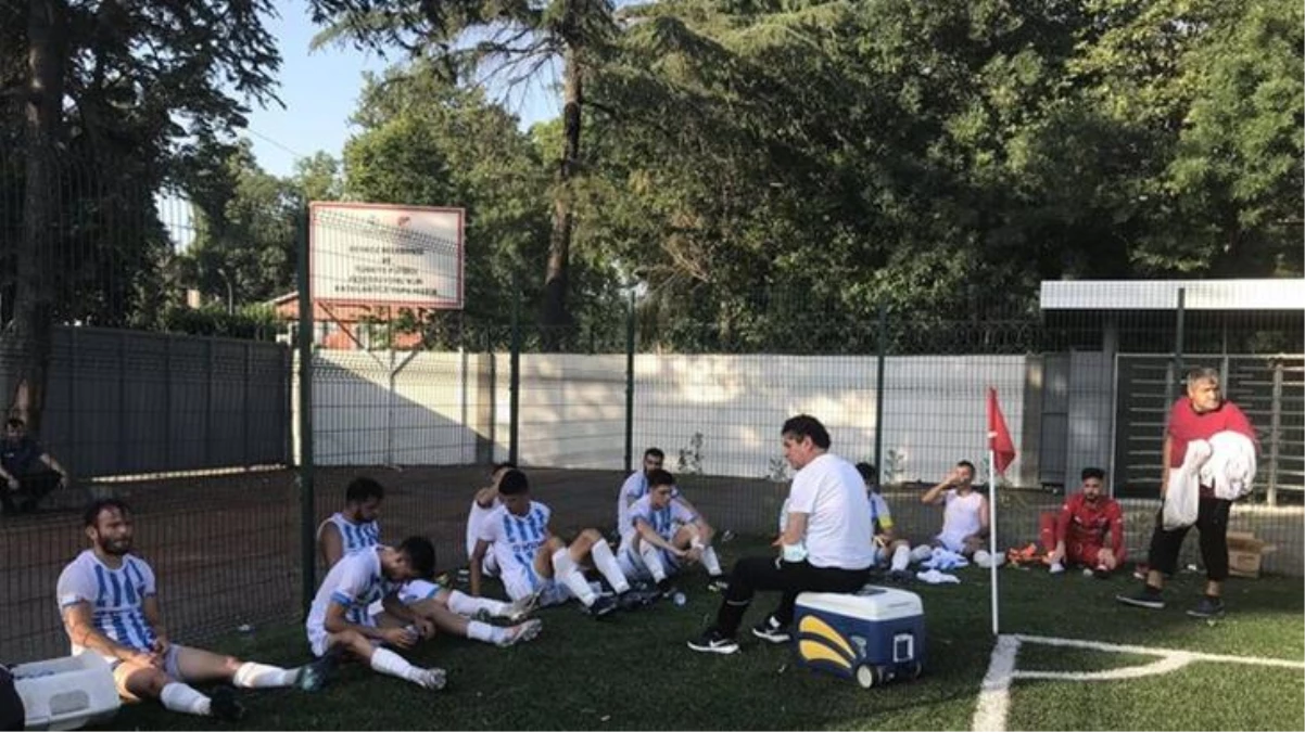 Alibeyköyspor\'un soyunma odasına çamaşır suyu dökülünce futbolcular devre arasını sahada geçirdi