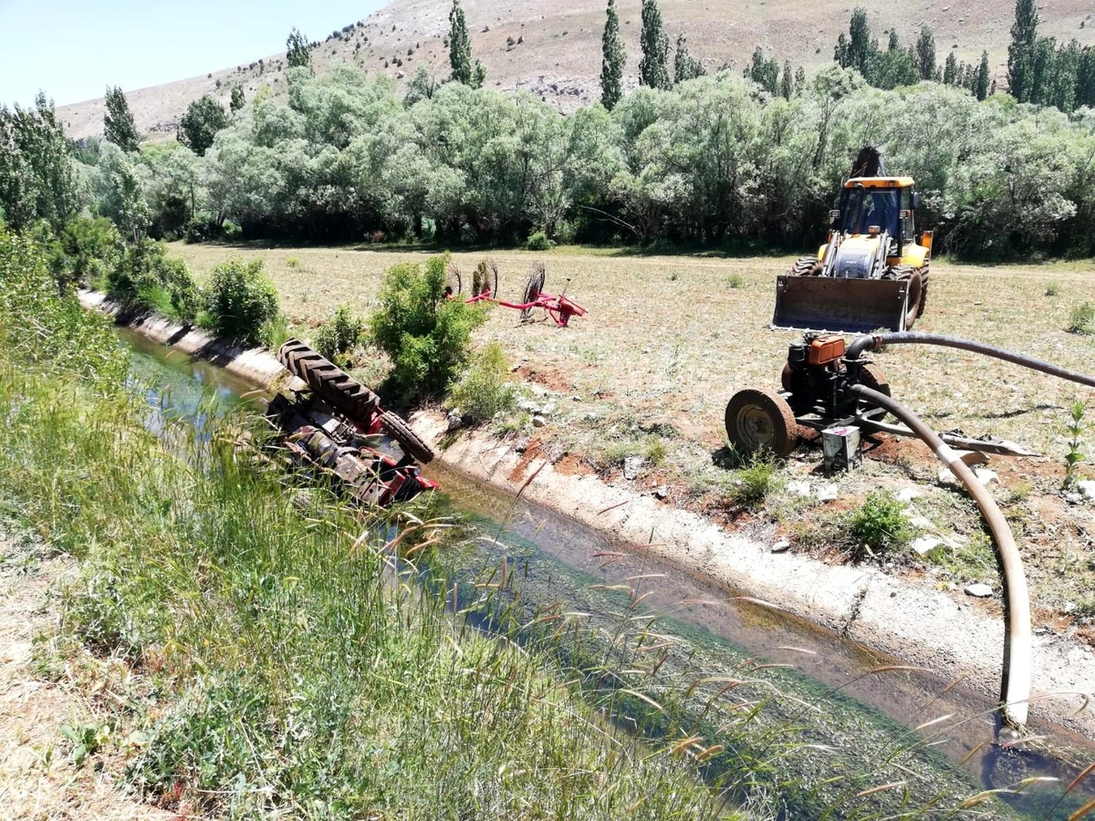 Traktör sulama kanalına yuvarlandı: 1 ölü, 2 yaralı