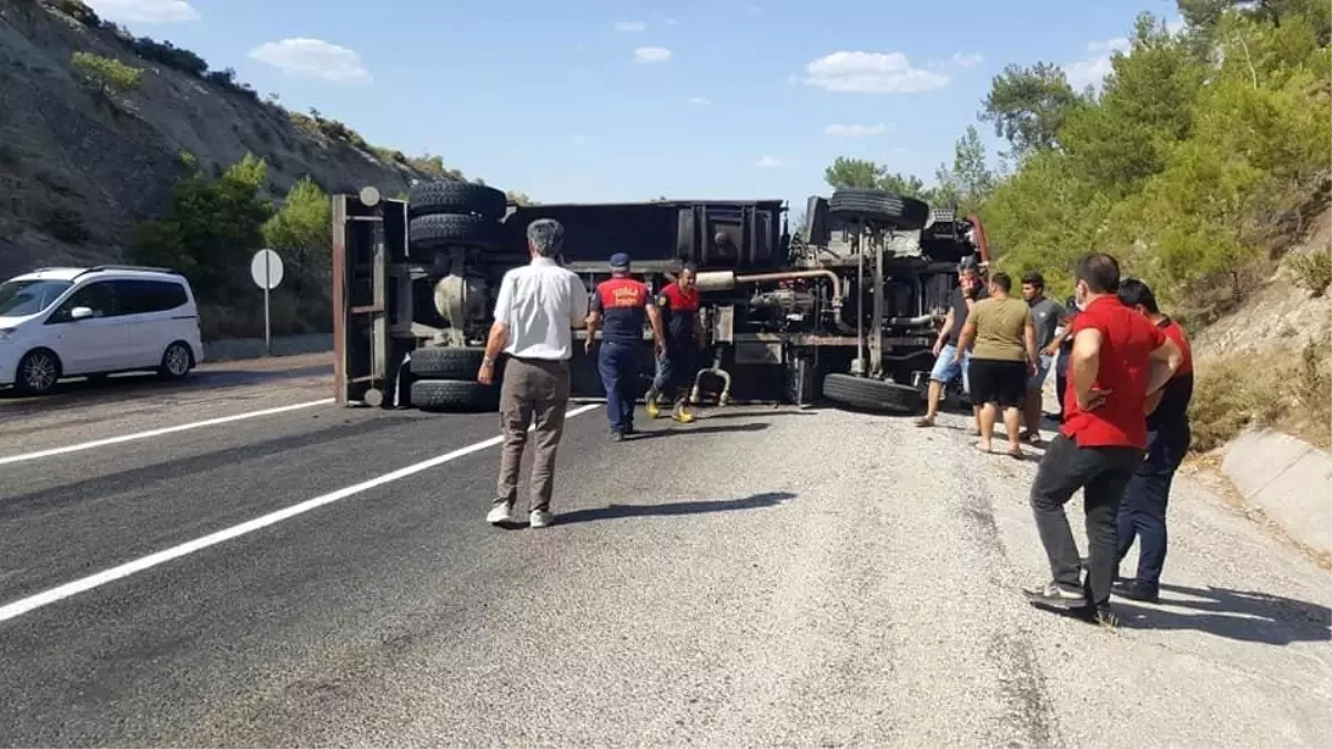 Son dakika! Yangına müdahaleye giden itfaiye aracı devrildi: 2 yaralı