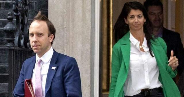 Yasak aşk istifa getirmişti! İngiltere Sağlık Bakanlığı, Hancock'un dudak dudağa görüntülerine soruşturma başlattı Yasak aşk istifa getirmişti! İngiltere Sağlık Bakanlığı, Hancock'un dudak dudağa görüntülerine soruşturma başlattı