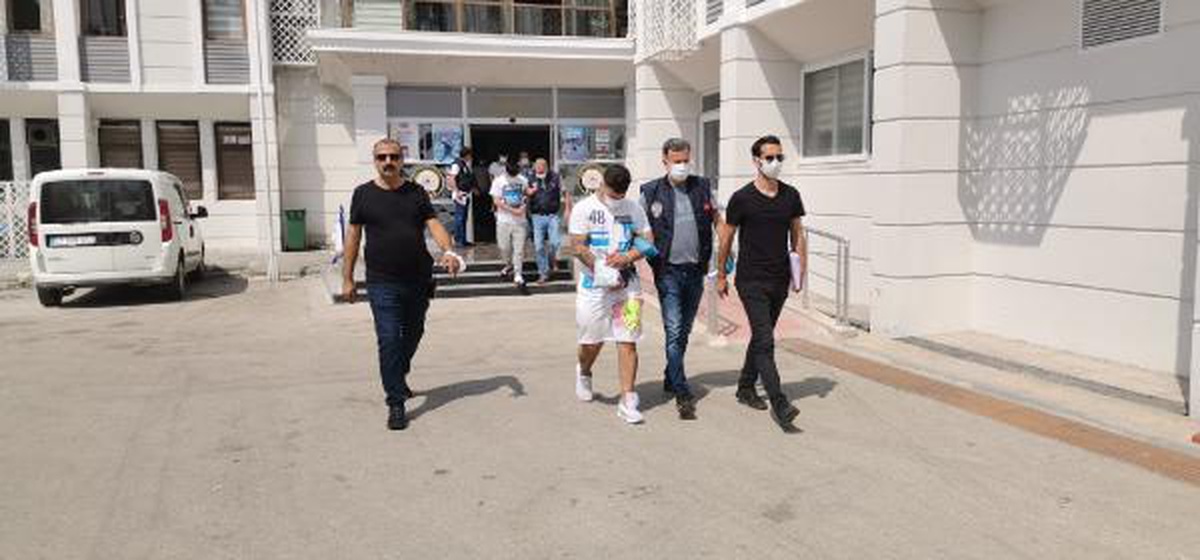 Zorla taksiye bindirdikleri genci gasbeden 7 şüpheli yakalandı (2)