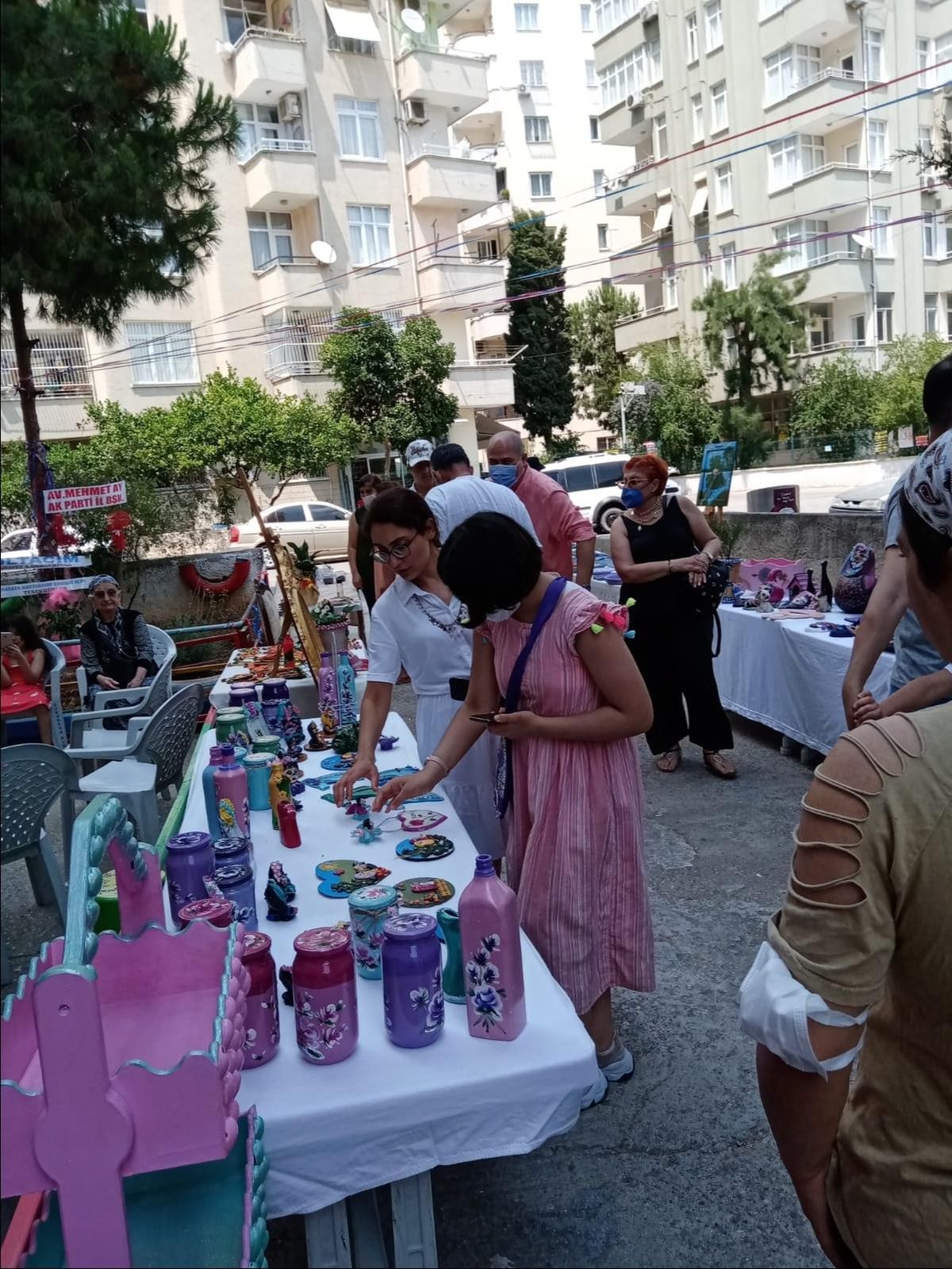 Adana\'da engelli gençlerin el sanatı eserleri sergilendi