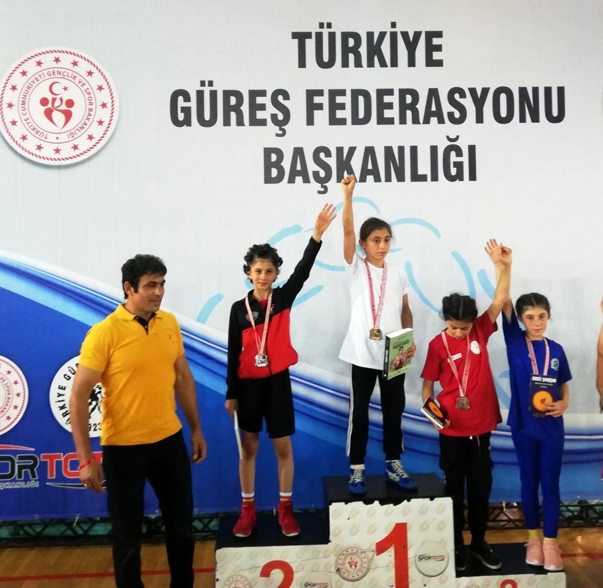 Ağrılı bayan güreşçi Türkiye şampiyonu oldu