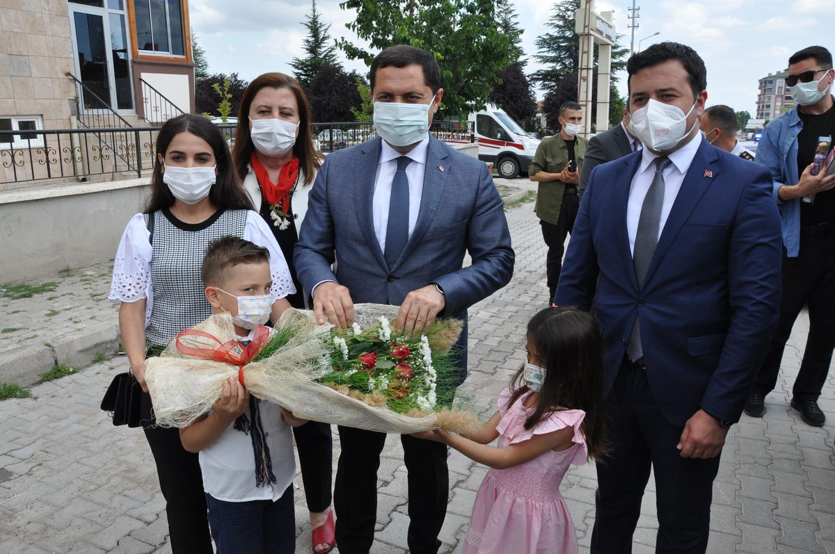 Amasya Valisi Masatlı Gümüşhacıköy ilçesinde muhtarlarla buluştu