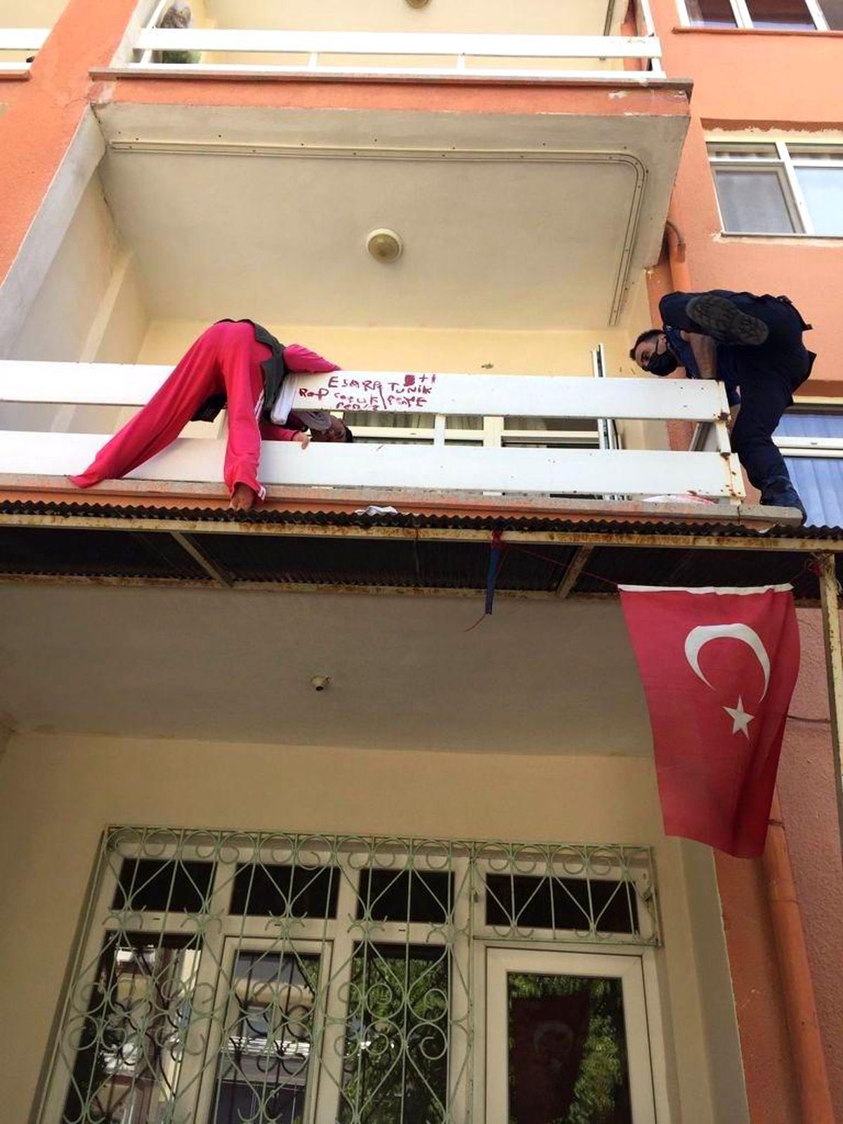 Son dakika haberleri! Balkondan düşmek üzere olan engelli genci polis kurtardı