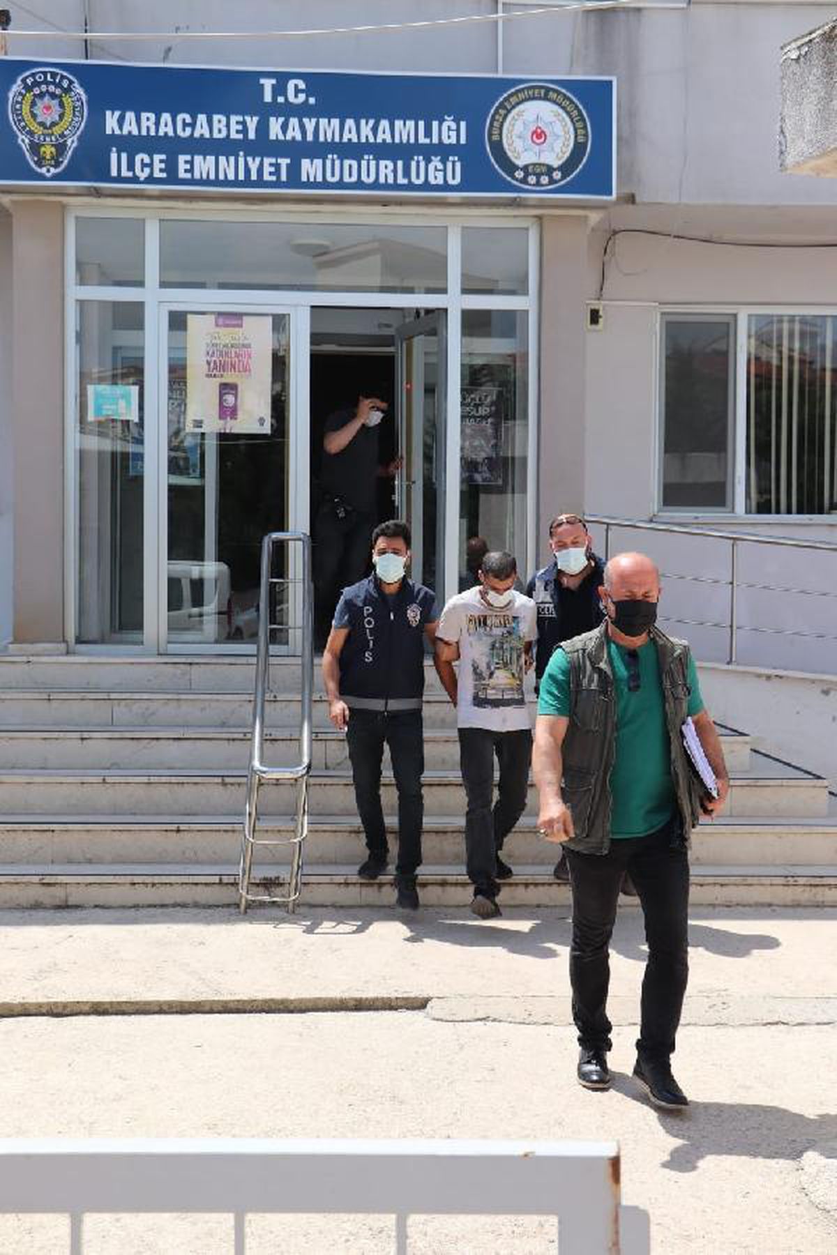 Çaldığı aracı parçalamaya çalışırken suçüstü yakalandı