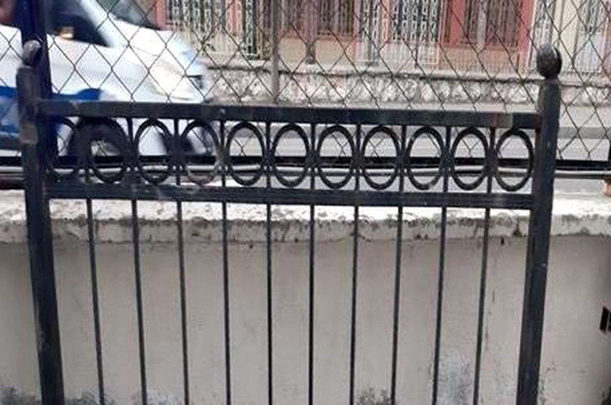 Çaldığı demir korkuluğu sırtında taşırken polise yakalandı