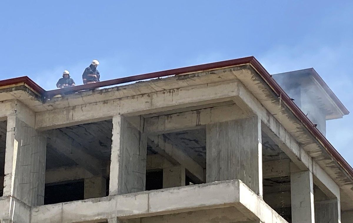 Son dakika haberleri... Elazığ\'da çatı yangını