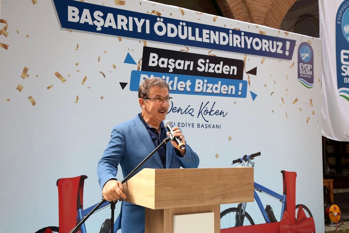 Eyüpsultan\'da lise sondaki başarılı öğrencilere bisiklet hediye edildi