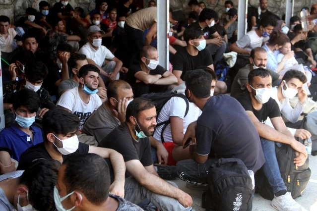 Fethiye'de teknedeki 120 düzensiz göçmen yakalandı