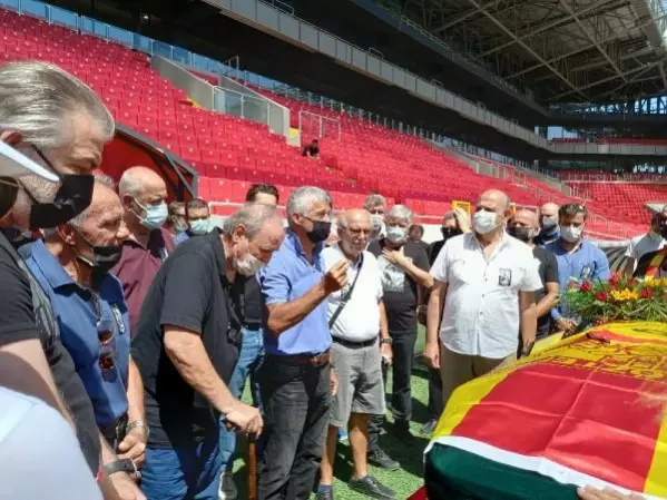 Göztepe'nin eski milli oyuncularından Ertan Öznur'un cenazesi toprağa verildi