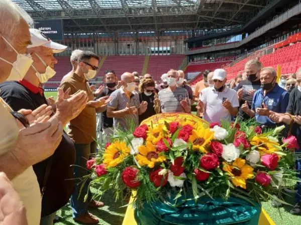 Göztepe'nin eski milli oyuncularından Ertan Öznur'un cenazesi toprağa verildi