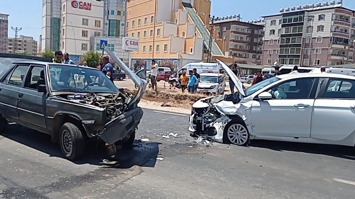 Hatay\'da iki otomobil kafa kafaya çarpıştı: 4 yaralı
