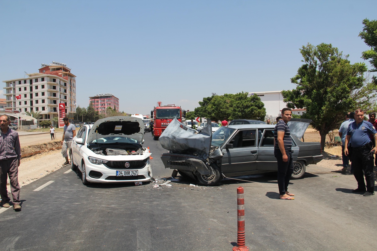 İki otomobilin çarpışması sonucu 4 kişi yaralandı