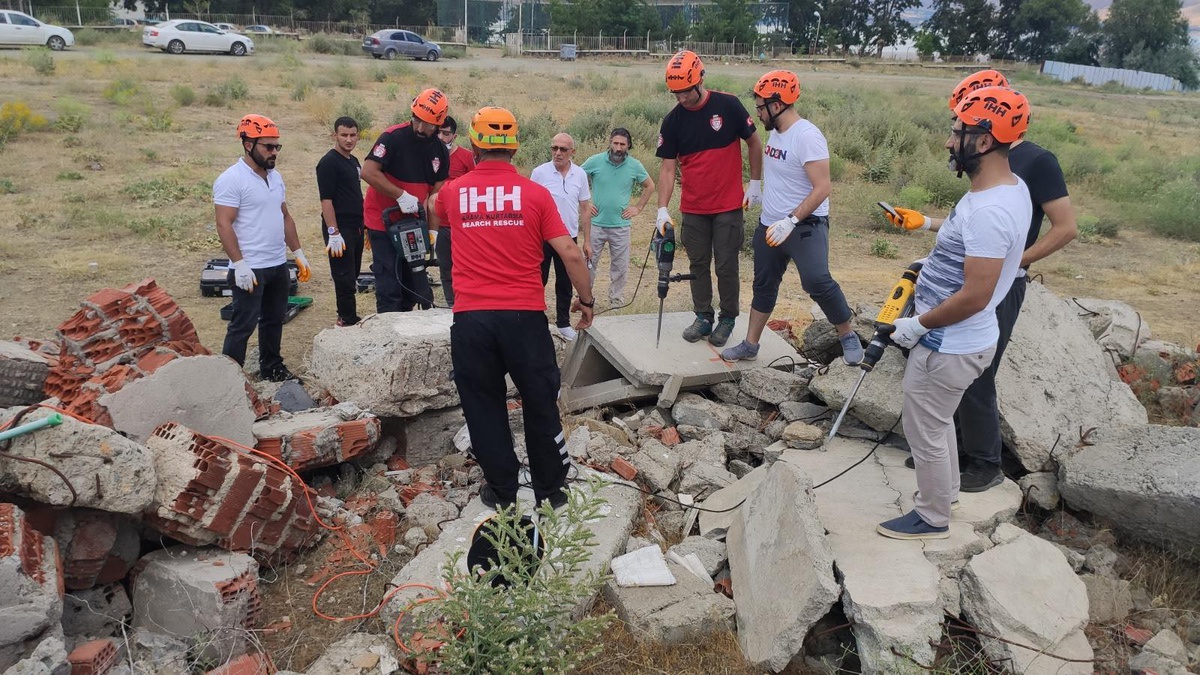 İHH\'dan Elazığ\'a Lojistik Merkezi ve Afet Eğitimi
