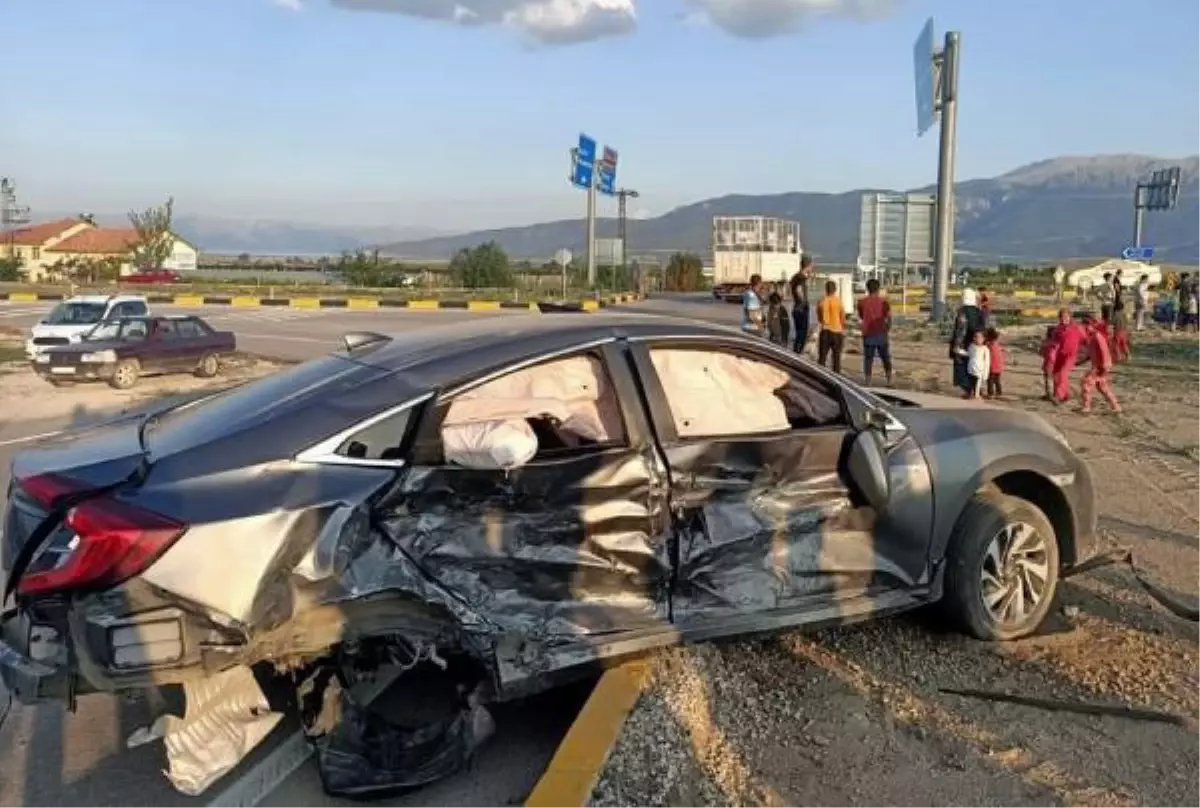 Isparta\'da otomobiller çarpıştı: 9 yaralı