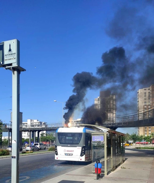 İzmir'de elektrikli otobüs alev alev yandı