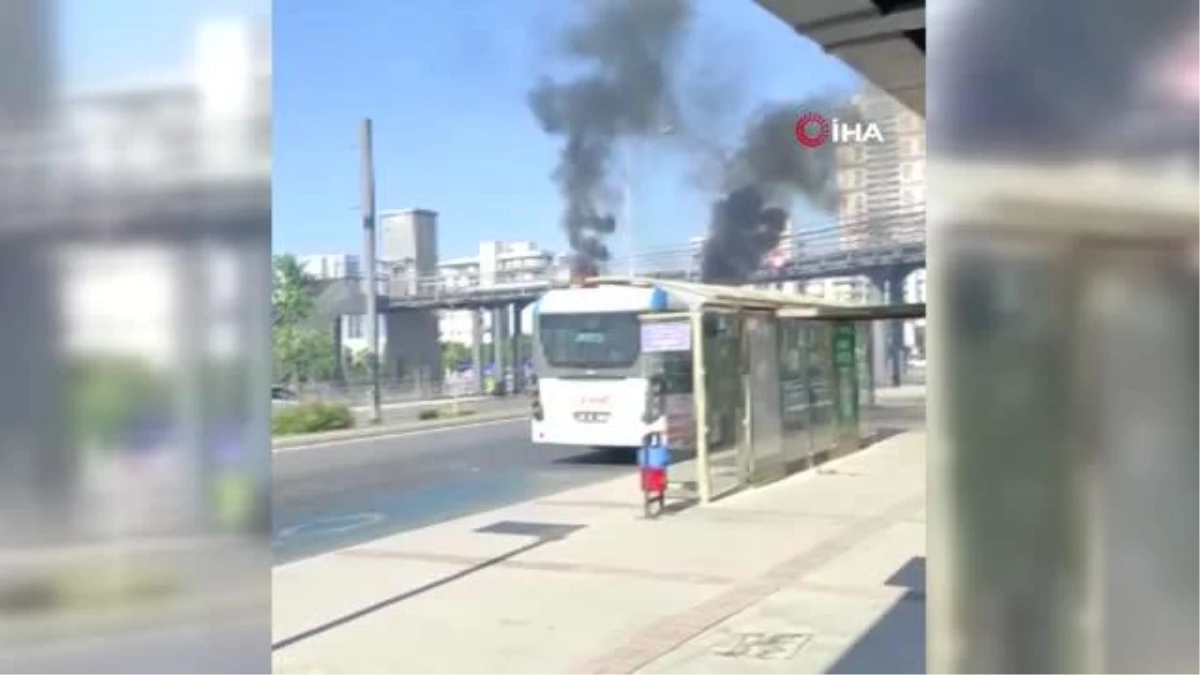 İzmir\'de elektrikli yolcu otobüsü alev aldı