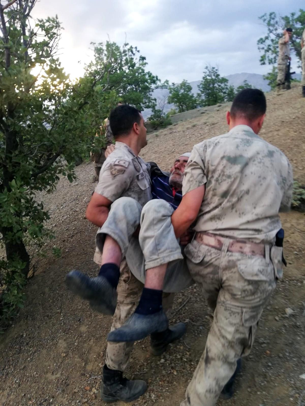 Son dakika haber... Jandarma ekipleri kaybolan yaşlı adamı kucakta taşıdı