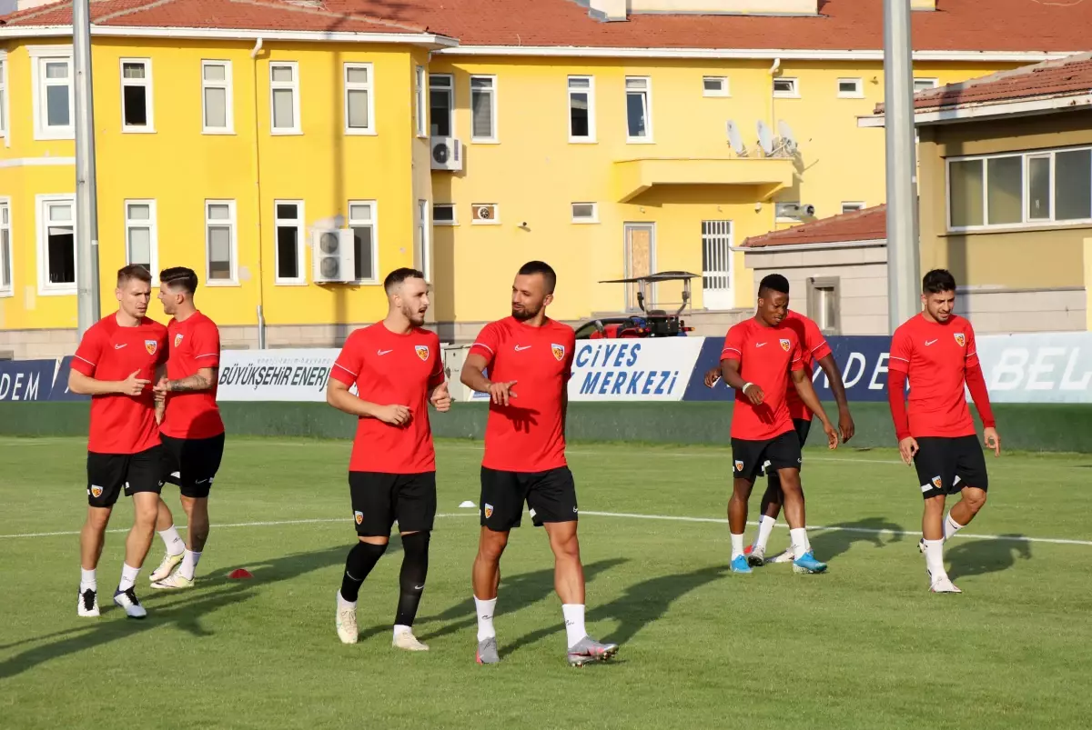 SPOR Kayserispor Başkanı Berna Gözbaşı: Doğan Alemdar ve Emre Demir\'e ilgi büyük