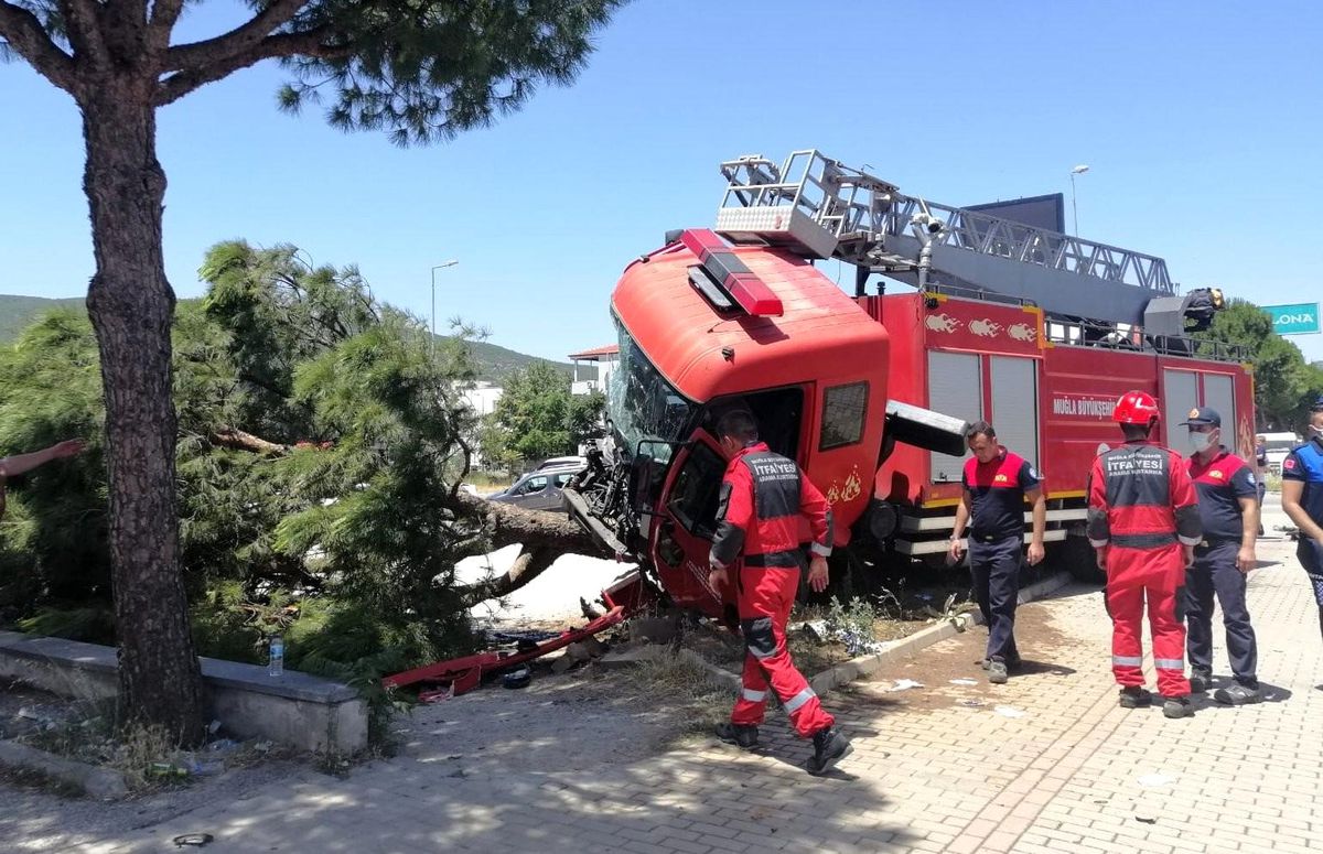 Son dakika... Menteşe\'de itfaiye aracı kazaya karıştı: 5 yaralı