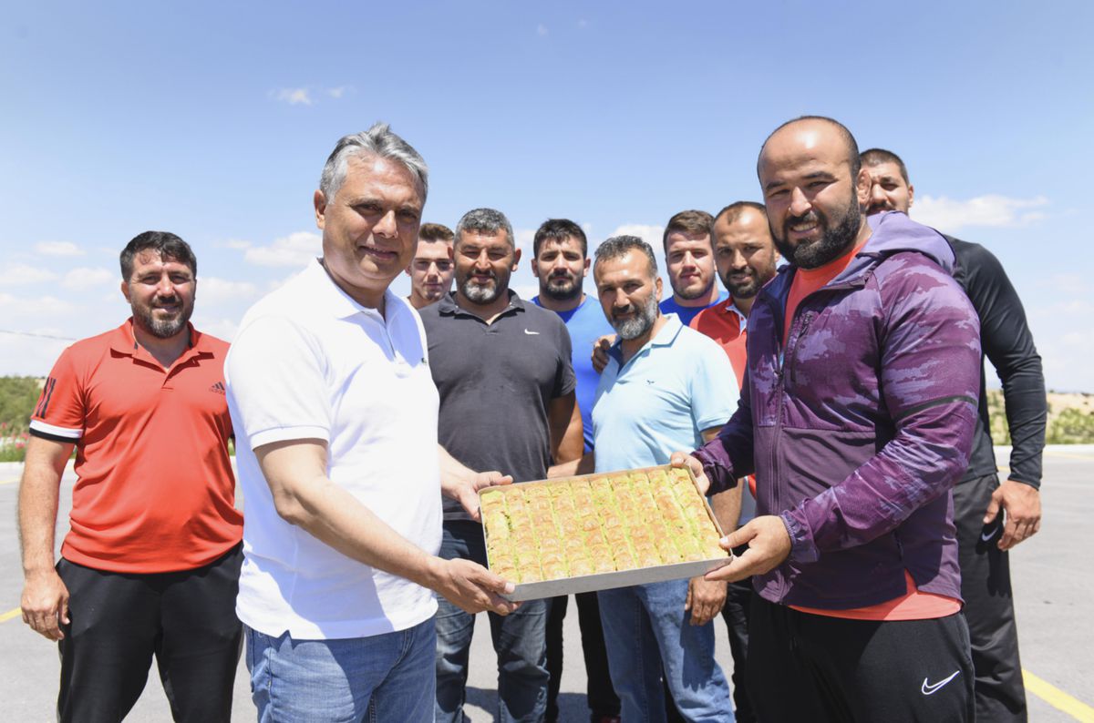 Muratpaşa Belediye Başkanı Uysal, Kırkpınar\'a hazırlanan pehlivanları ziyaret etti