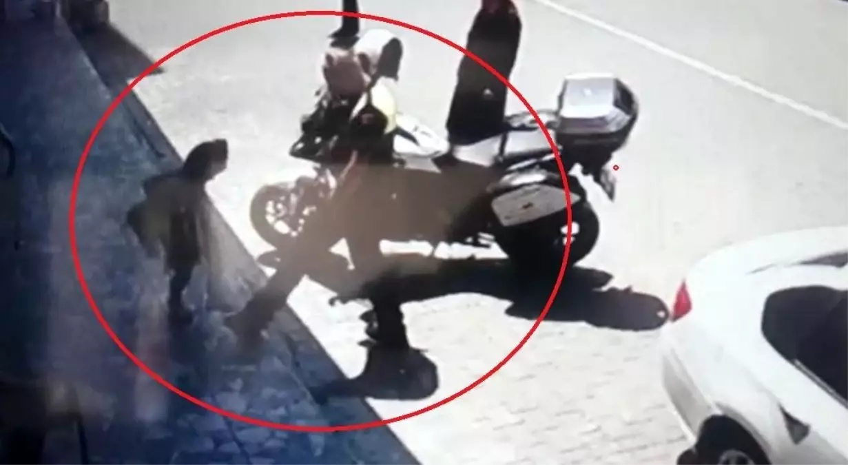 Polisin ayağına basan minik afacan kamerada