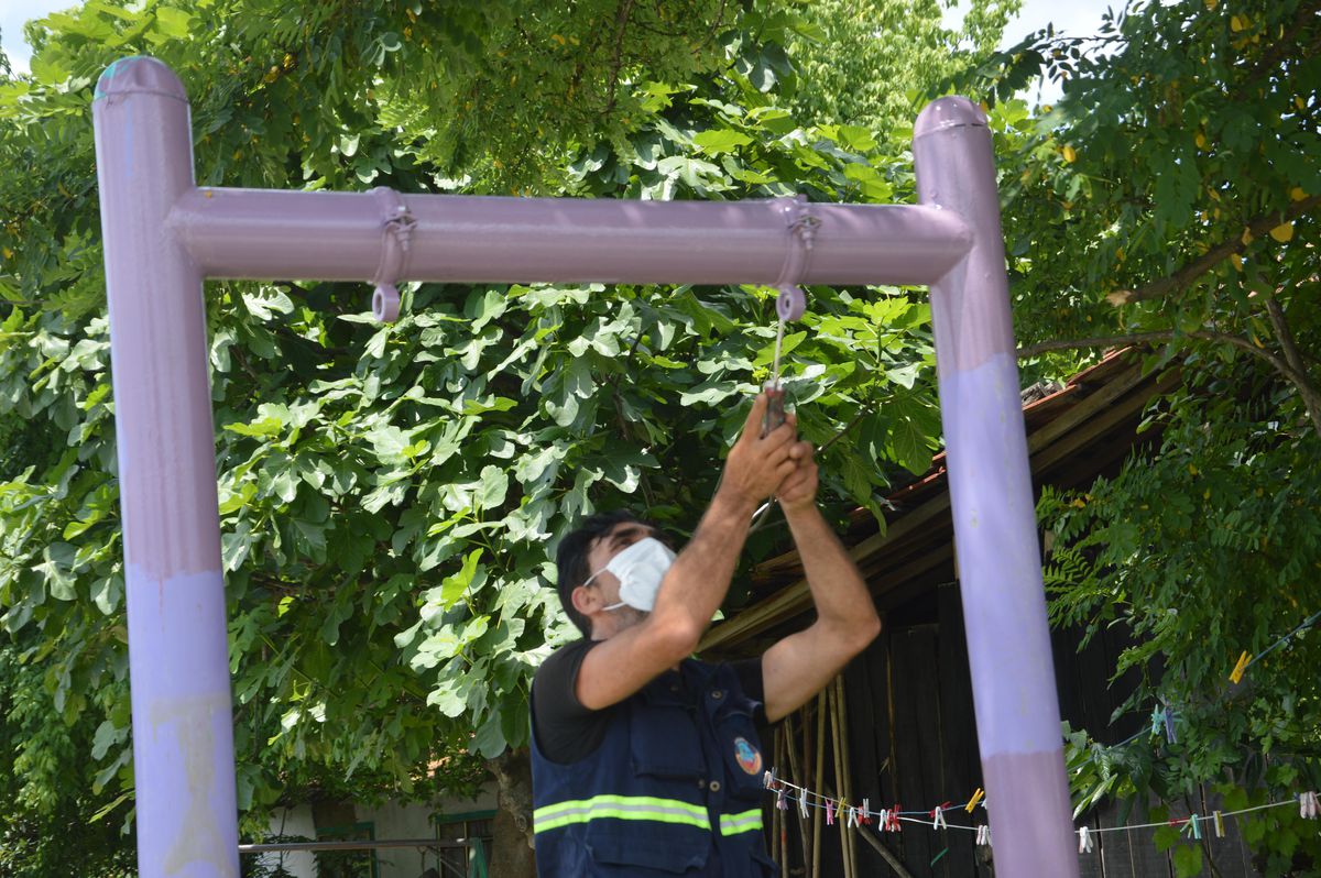 Sakarya\'da belediye ekipleri parka gidemeyen engelli gencin bahçesine park kurdu