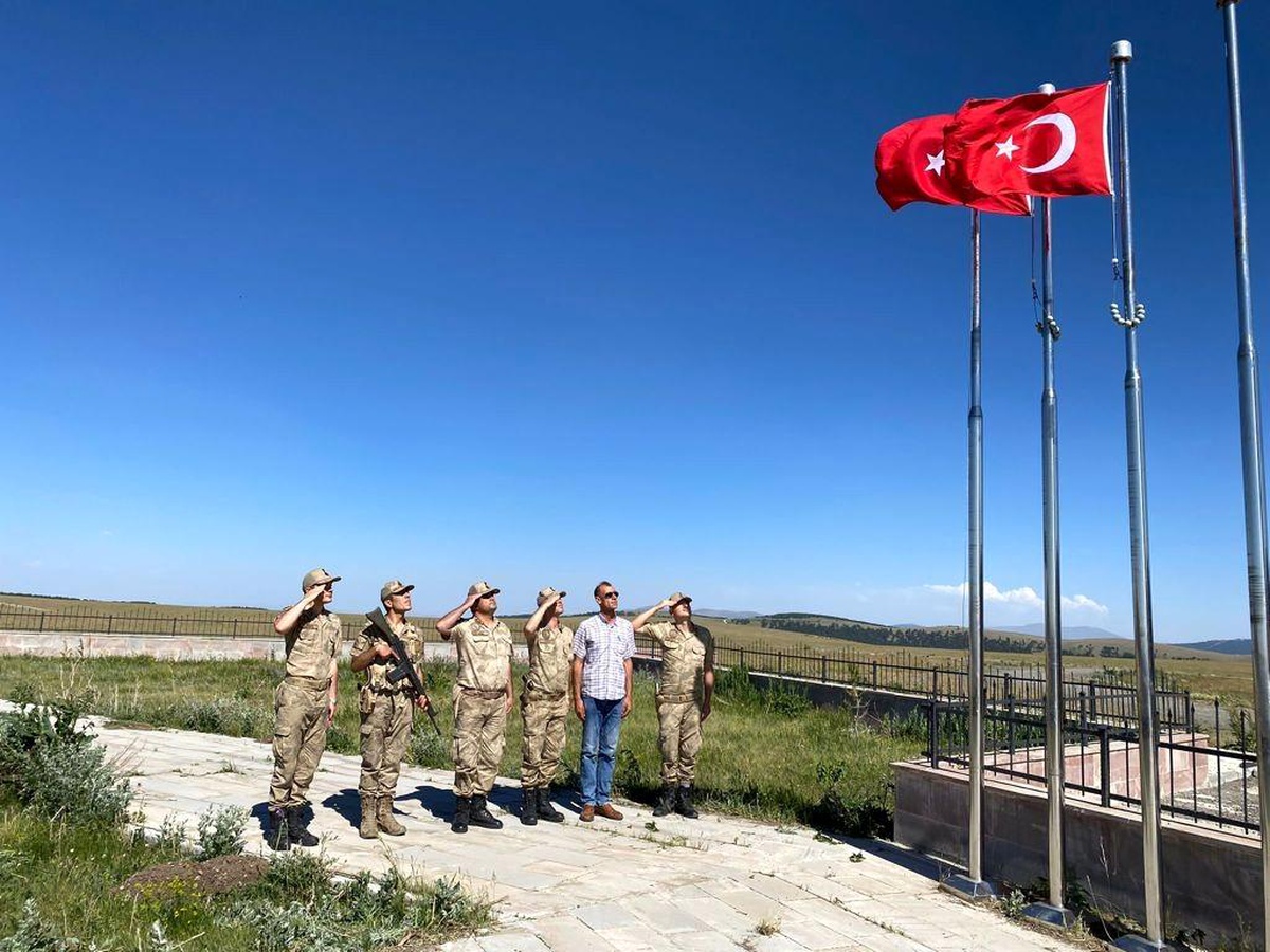 Son dakika haber: Sarıkamış\'ta jandarma şehitliklerin bayraklarını değiştirdi
